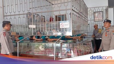 siaga-3c-jelang-lebaran,-polisi-jaga-ketat-toko-emas-di-banyuwangi