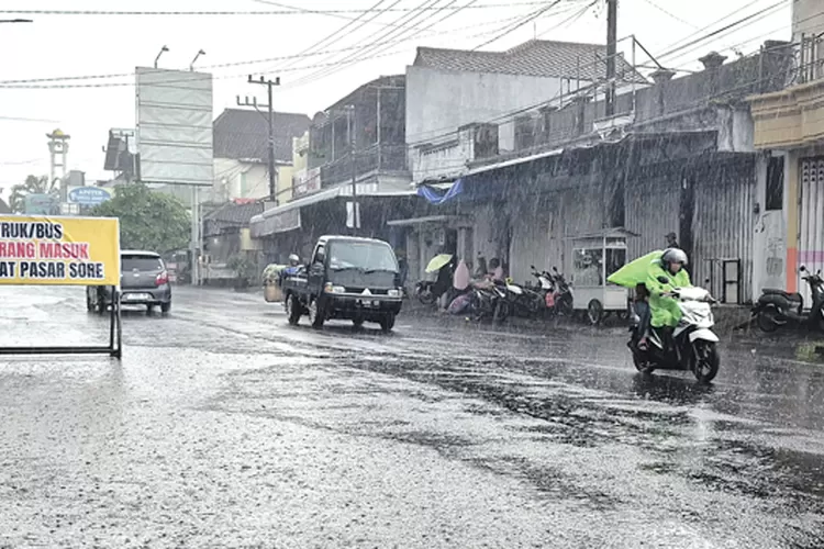 bmkg-juanda:-banyuwangi-masuki-peralihan-musim,-waspada-hujan-lebat-dan-cuaca-ekstrem-10-hari-ke-depan