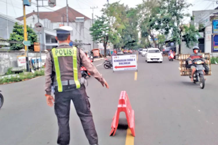 rekayasa-lalu-lintas-pasar-rogojampi-banyuwangi-selama-ramadan,-polisi-alihkan-kendaraan-roda-empat-ke-atas