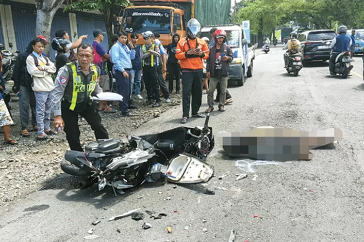 pemuda-18-tahun-tewas-terlindas-truk-gandeng-di-rogojampi-banyuwangi,-sopir-kabur-usai-kecelakaan