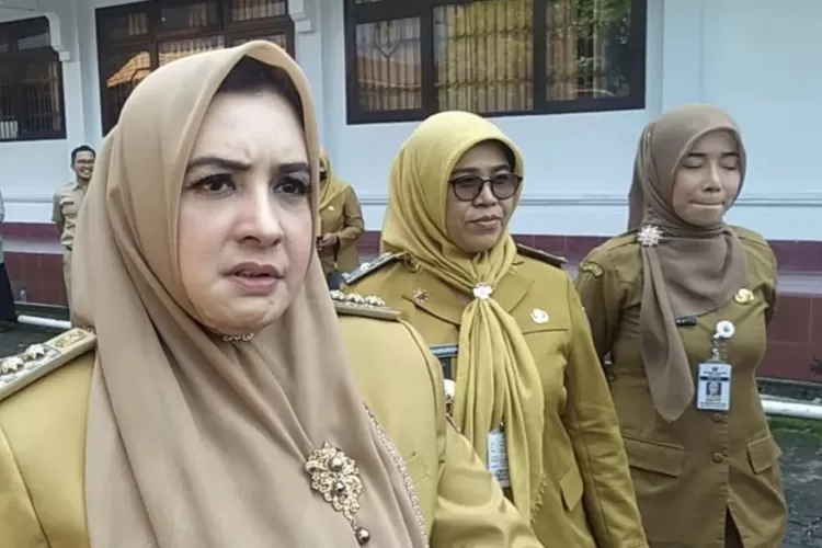 drama-ott-fadia-arafiq,-hampir-lolos,-tertangkap-saat-isi-daya-wuling-ev