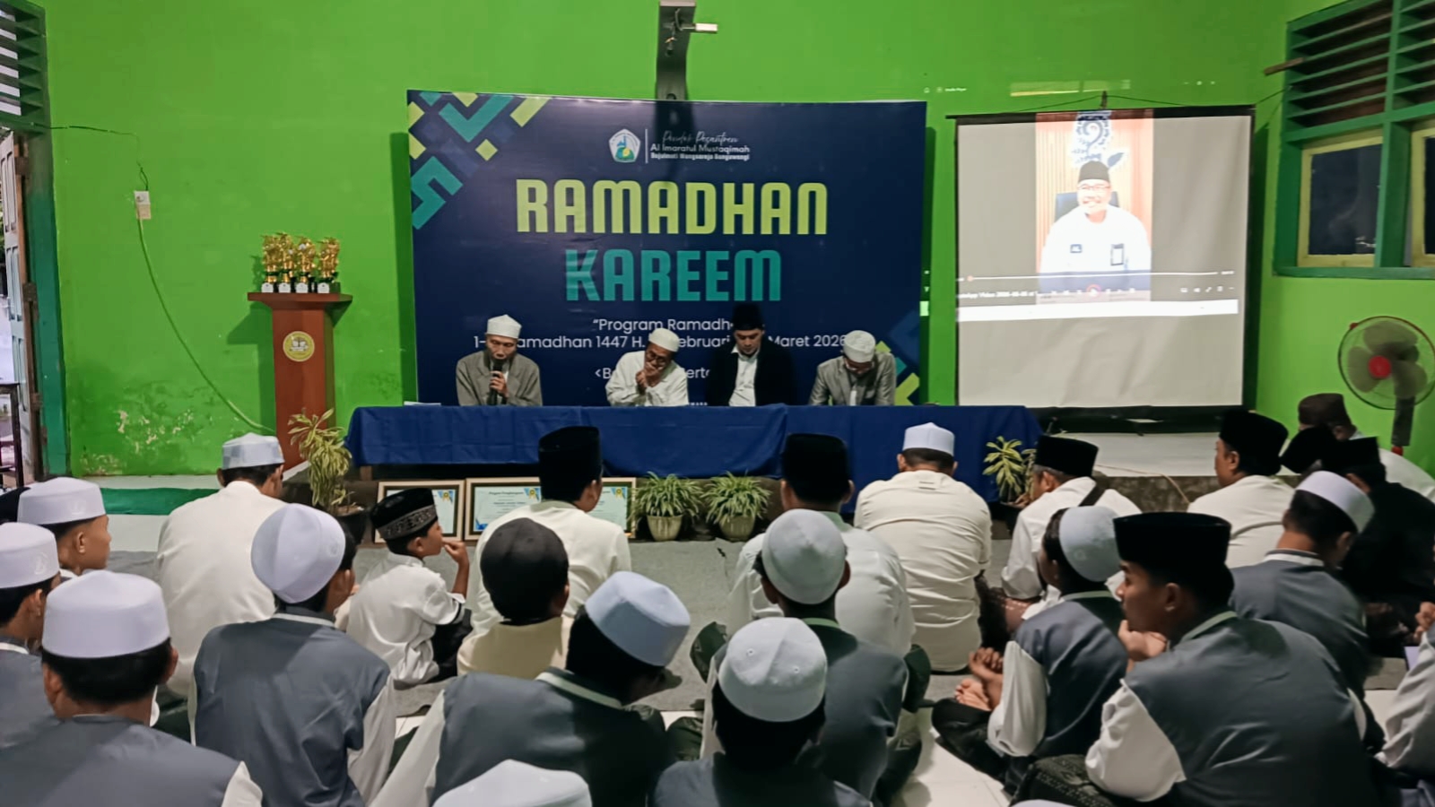 kuliah-ramadhan-ditutup,-pesan-kyai-hasan-jadi-bekal-moral-santri-pesantren-al-imaratul-mustaqimah