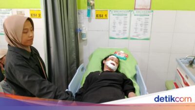 pohon-tumbang-timpa-pemotor-di-banyuwangi,-3-warga-dilarikan-ke-ugd