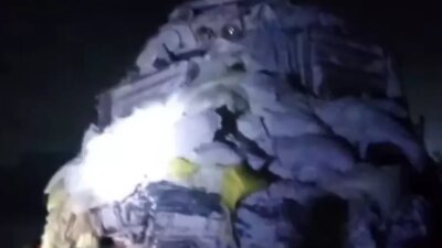 kereta-api-blambangan-ekspres-tertemper-truk-di-petak-probolinggo–leces,-perjalanan-tertahan-dini-hari