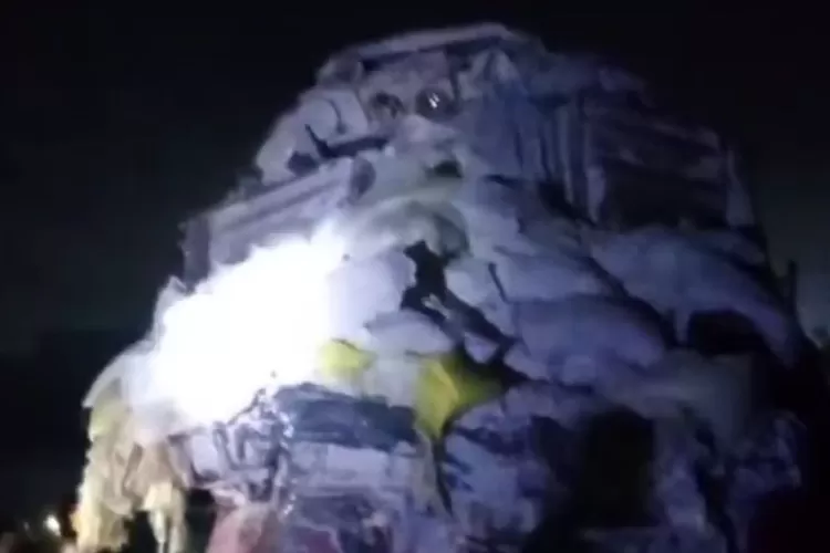 kereta-api-blambangan-ekspres-tertemper-truk-di-petak-probolinggo–leces,-perjalanan-tertahan-dini-hari