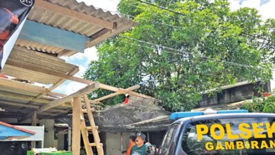 angin-kencang-di-gambiran-banyuwangi-terbangkan-atap-rumah-lansia,-kerugian-ditaksir-rp-1,5-juta