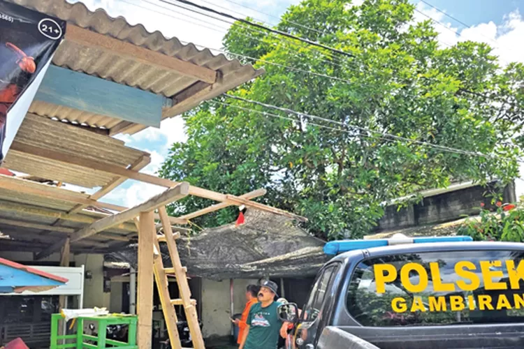 angin-kencang-di-gambiran-banyuwangi-terbangkan-atap-rumah-lansia,-kerugian-ditaksir-rp-1,5-juta