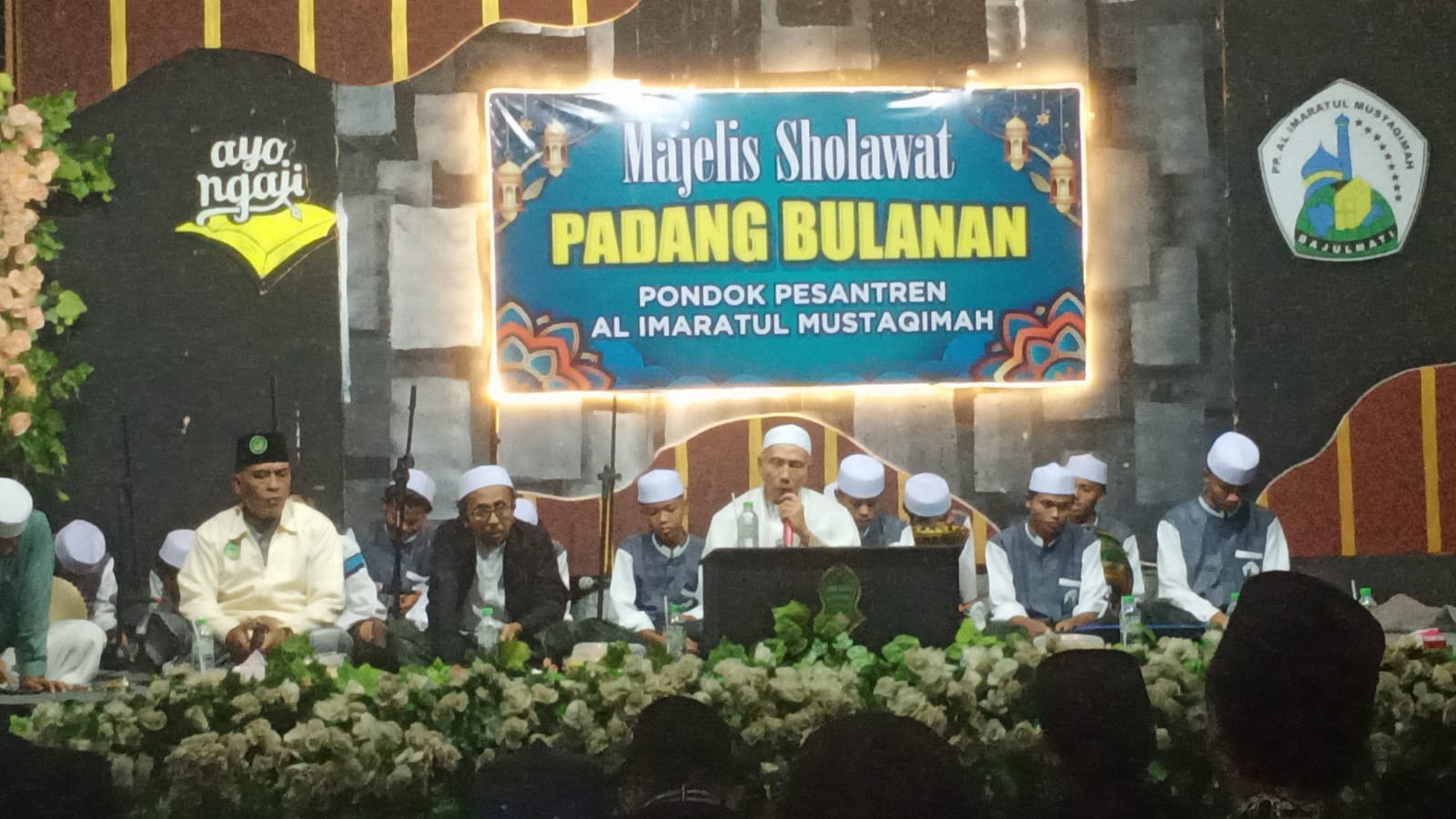 malam-jumat-di-bulan-ramadhan,-majelis-sholawat-di-ponpes-al-imaratul-mustaqimah-jadi-momen-haru-perpisahan-santri