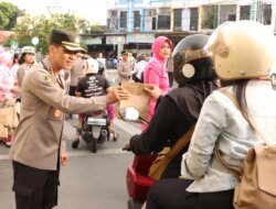 Ngrandu Buko Polresta Banyuwangi, Ratusan Paket Takjil Dibagikan kepada Pengguna Jalan