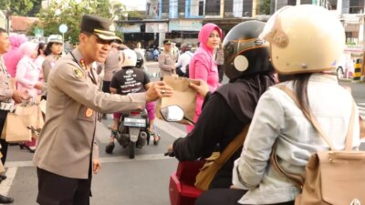 ngrandu-buko-polresta-banyuwangi,-ratusan-paket-takjil-dibagikan-kepada-pengguna-jalan