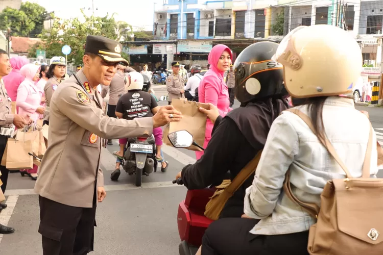 ngrandu-buko-polresta-banyuwangi,-ratusan-paket-takjil-dibagikan-kepada-pengguna-jalan
