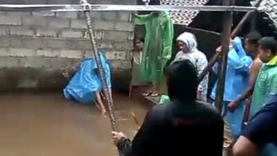 hujan-deras-picu-banjir-di-licin-banyuwangi,-rumah-warga-dusun-sumberwatu-terendam-hingga-malam