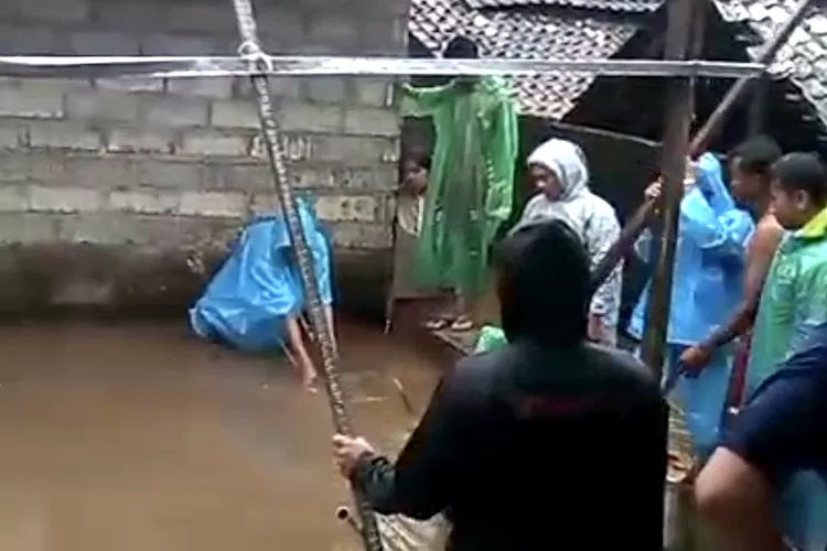 hujan-deras-picu-banjir-di-licin-banyuwangi,-rumah-warga-dusun-sumberwatu-terendam-hingga-malam