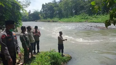 main-di-pinggir-sungai,-bocah-8-tahun-di-banyuwangi-hanyut-terseret-arus