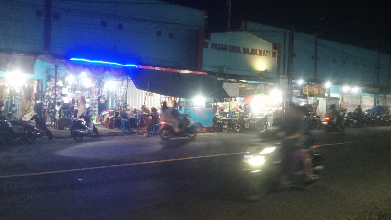 ramadhan-setengah-jalan,-pasar-galekan-bajulmati-mulai-ramai:-pedagang-harap-hujan-tak-ganggu-rezeki-malam-hari