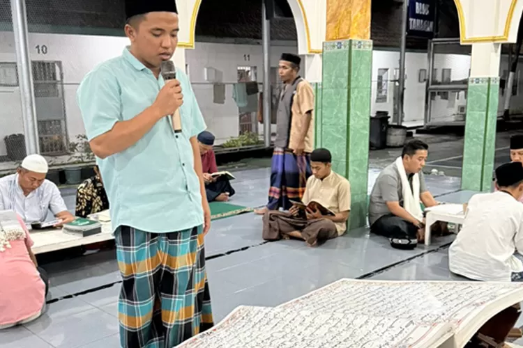 warga-binaan-lapas-banyuwangi-tadarus-pakai-al-qur’an-jumbo,-ditulis-sendiri-selama-10-bulan