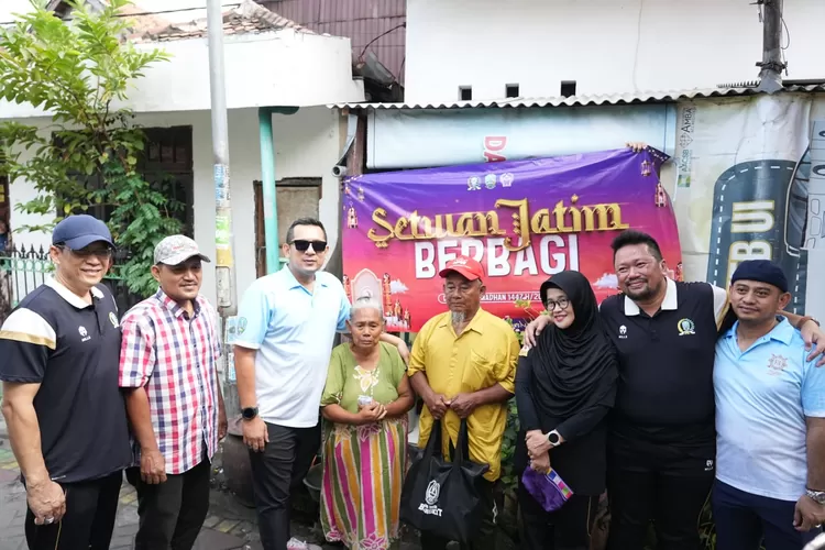 sekretariat-dprd-jatim-bagikan-ratusan-sembako,-warga-rumah-tak-layak-huni-dikunjungi