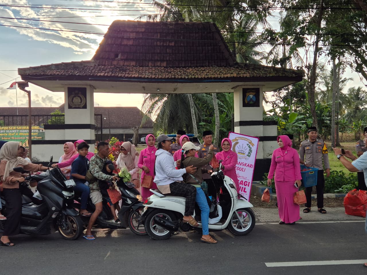 polsek-siliragung-bersama-bhayangkari-gelar-santunan-anak-yatim-dan-buka-puasa-bersama-di-banyuwangi.