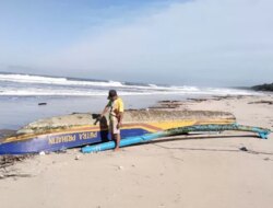 Perahu Jukung Tanpa Nakhoda Terdampar di Pantai Triangulasi Alas Purwo Banyuwangi, Pemilik Diminta Segera Menghubungi Petugas