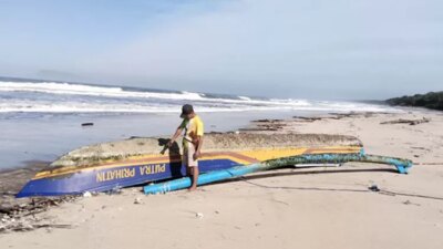 perahu-jukung-tanpa-nakhoda-terdampar-di-pantai-triangulasi-alas-purwo-banyuwangi,-pemilik-diminta-segera-menghubungi-petugas