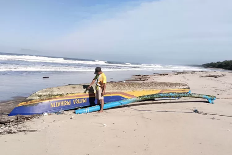 perahu-jukung-tanpa-nakhoda-terdampar-di-pantai-triangulasi-alas-purwo-banyuwangi,-pemilik-diminta-segera-menghubungi-petugas