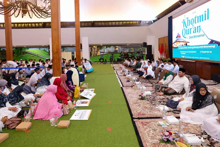 pemkab-banyuwangi-peringati-nuzulul-qur’an-di-pendapa-sabha-swagata-blambangan,-bupati-ipuk-ajak-perkuat-solidaritas