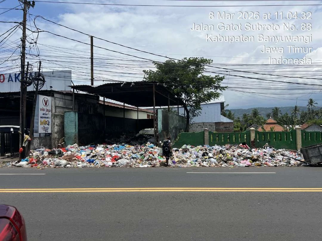wakil-ketua-dprd-banyuwangi-soroti-tumpukan-sampah-di-tepi-jalan-poros
