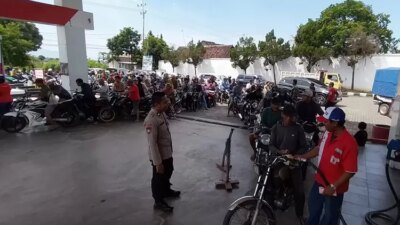 panic-buying-bbm-di-jember,-harga-pertalite-di-pengecer-tembus-rp16-ribu-per-liter,-hiswana-migas-imbau-warga-tak-panik