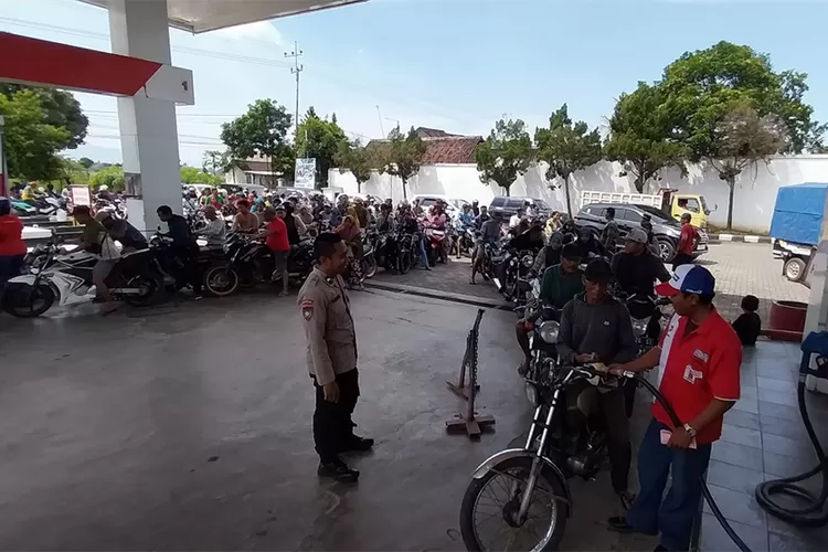 panic-buying-bbm-di-jember,-harga-pertalite-di-pengecer-tembus-rp16-ribu-per-liter,-hiswana-migas-imbau-warga-tak-panik