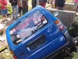 Minibus Isuzu Panther Terjun ke Sungai di Kalibaru Banyuwangi, Sopir Alami Luka-luka.
