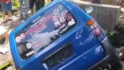 minibus-isuzu-panther-terjun-ke-sungai-di-kalibaru-banyuwangi,-sopir-alami-luka-luka.