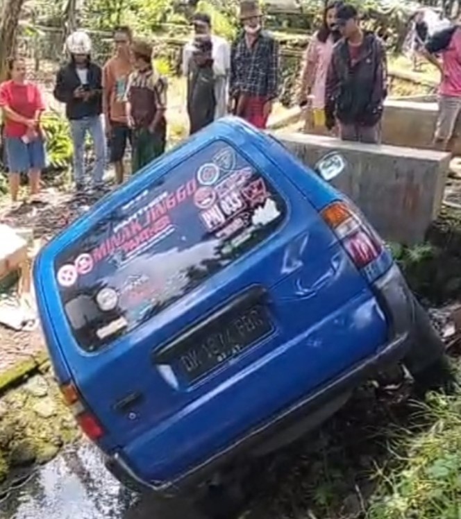 minibus-isuzu-panther-terjun-ke-sungai-di-kalibaru-banyuwangi,-sopir-alami-luka-luka.