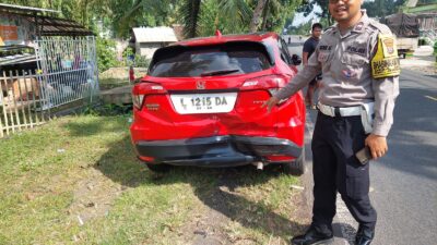 kecelakaan-beruntun-di-kaligondo-genteng-banyuwangi,-honda-hrv-terjepit-dua-truk-saat-lalu-lintas-macet.