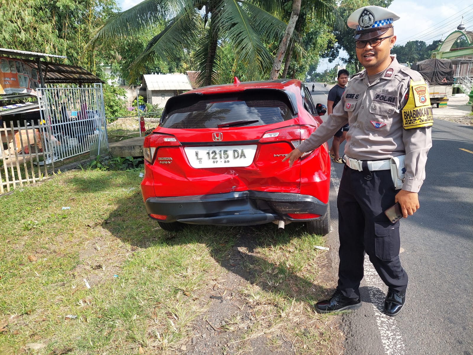 kecelakaan-beruntun-di-kaligondo-genteng-banyuwangi,-honda-hrv-terjepit-dua-truk-saat-lalu-lintas-macet.