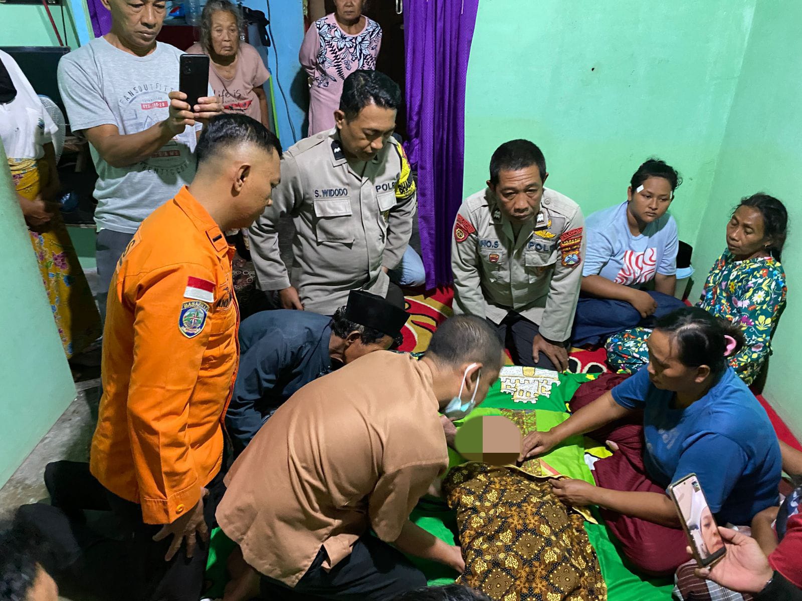 korban-hanyut-di-sungai-kalibaru-glenmore-ditemukan-meninggal,-keluarga-terima-sebagai-takdir.