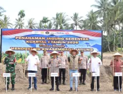 Dukung Swasembada Pangan, Kapolresta Banyuwangi Pimpin Tanam Jagung Serentak Kuartal I 2026 di Boyolangu.