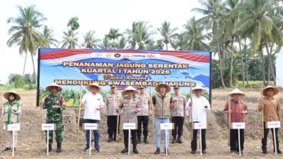 dukung-swasembada-pangan,-kapolresta-banyuwangi-pimpin-tanam-jagung-serentak-kuartal-i-2026-di-boyolangu.