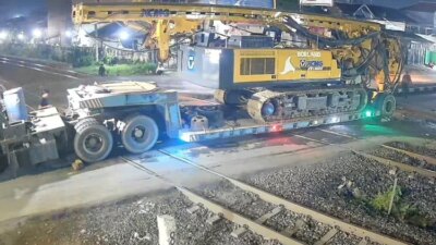 hampir-3-jam-jalur-kereta-api-di-semarang-tak-bisa-dilalui,-ka-blambangan-ekspres-rute-banyuwangi-jakarta-terlambat-64-menit-akibat-truk-tersangkut