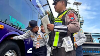 jelang-mudik-lebaran,-polresta-banyuwangi-dan-dishub-ramp-check-bus-untuk-pastikan-armada-laik-jalan