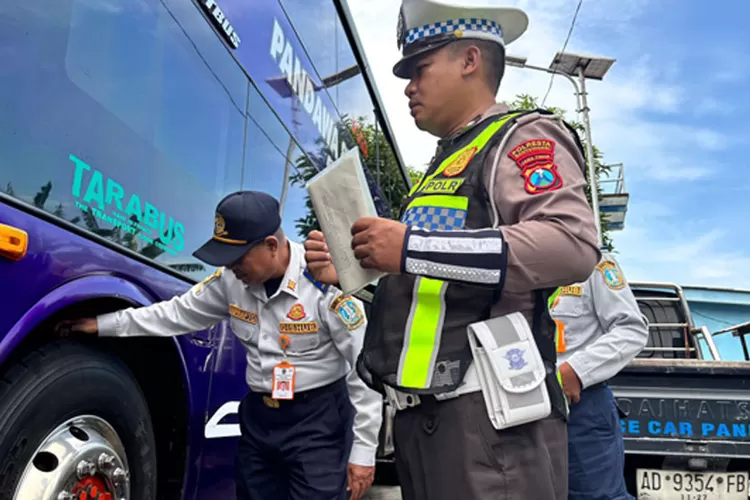 jelang-mudik-lebaran,-polresta-banyuwangi-dan-dishub-ramp-check-bus-untuk-pastikan-armada-laik-jalan
