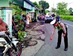 Pengendara Diduga Mengantuk, Motor PCX Tabrak Pintu Toko di Blimbingsari Banyuwangi, Dua Pemuda Terluka
