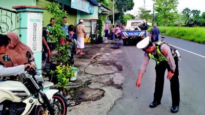 pengendara-diduga-mengantuk,-motor-pcx-tabrak-pintu-toko-di-blimbingsari-banyuwangi,-dua-pemuda-terluka