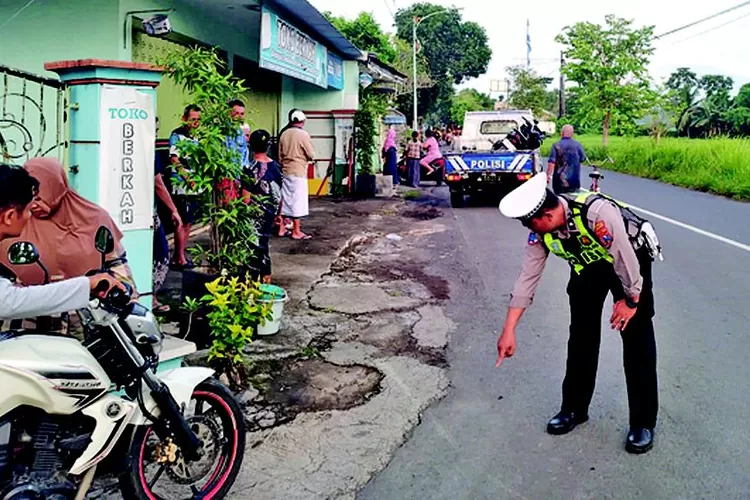 pengendara-diduga-mengantuk,-motor-pcx-tabrak-pintu-toko-di-blimbingsari-banyuwangi,-dua-pemuda-terluka