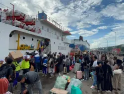 Ratusan Warga Sapeken Mudik Lebih Awal Melalui Pelabuhan Tanjung Wangi