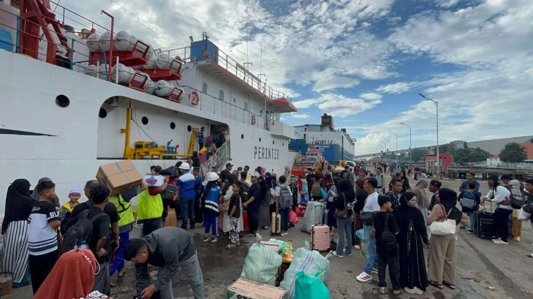ratusan-warga-sapeken-mudik-lebih-awal-melalui-pelabuhan-tanjung-wangi