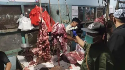 pastikan-daging-aman,-pemkab-banyuwangi-sidak-daging-di-pasar