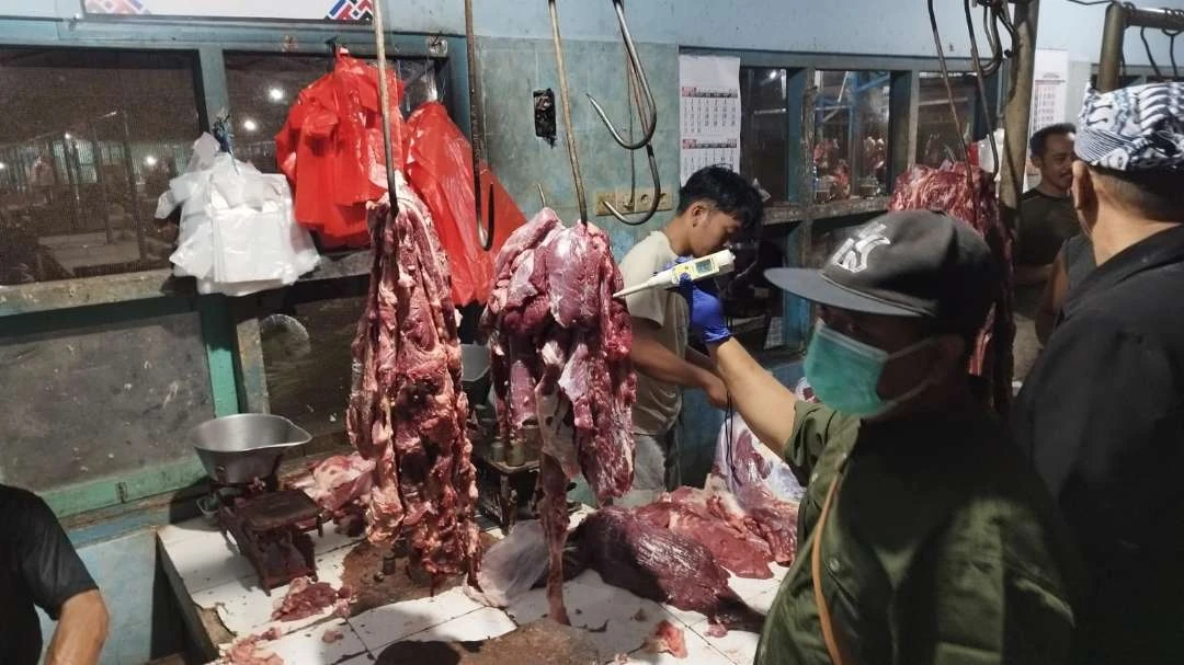 pastikan-daging-aman,-pemkab-banyuwangi-sidak-daging-di-pasar