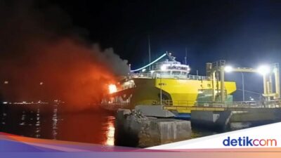 kmp-portlink-vii-terbakar-di-pelabuhan-ketapang-banyuwangi