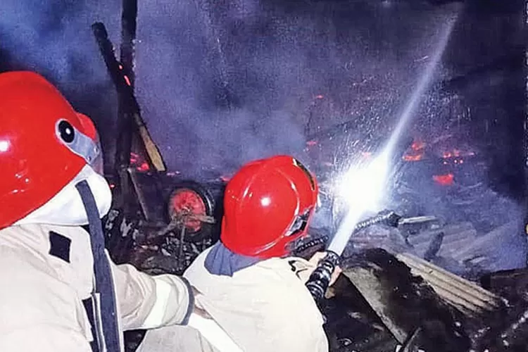 kandang-kambing-terbakar-di-kalipuro-banyuwangi,-6-ekor-mati-hangus-diduga-akibat-pembakaran-sampah