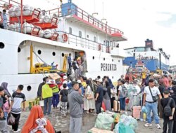 Pemudik Serbu Kapal Sabuk Nusantara 91 di Pelabuhan Tanjung Wangi Banyuwangi, 496 Penumpang Berangkat ke Sapeken